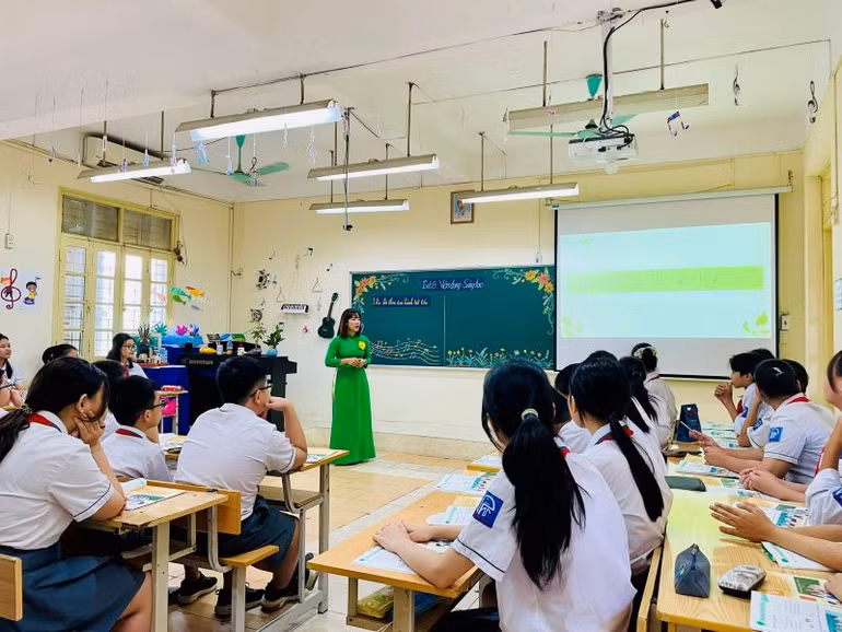 Các em học sinh hứng thú hơn trong giờ học âm nhạc của cô giáo Lộc Thị Liên.