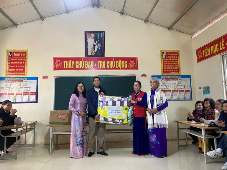 Đại diện Ban liên lạc Truyền thống Tây Tiến tặng quà cho Trường tiểu học Tây Tiến ở Sài Khao, huyện Mường Lát, tỉnh Thanh Hóa.