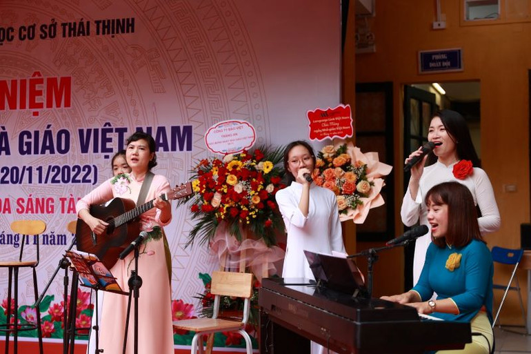 Cô giáo Lộc Thị Liên (ngoài cùng bên phải) biểu diễn văn nghệ cùng giáo viên, học sinh trường Thái Thịnh tại lễ kỷ niệm Ngày Nhà giáo Việt Nam.