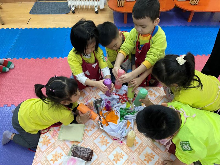Các bé trong giờ học tạo hình ứng dụng phương pháp STEAM.