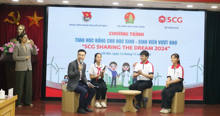 Trần Thị Mai Huê (người ngồi bên phải) trong chương trình giao lưu với đoàn viên, thanh niên.