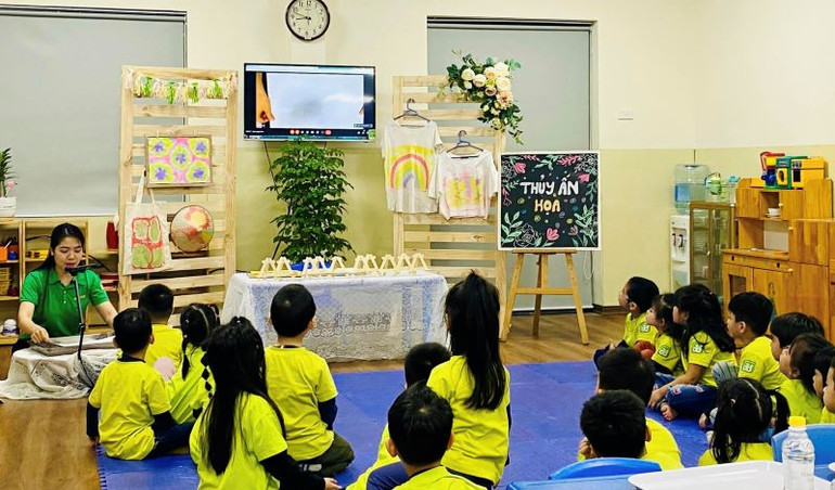 Cô giáo hướng dẫn các bé tạo hình qua màn hình.