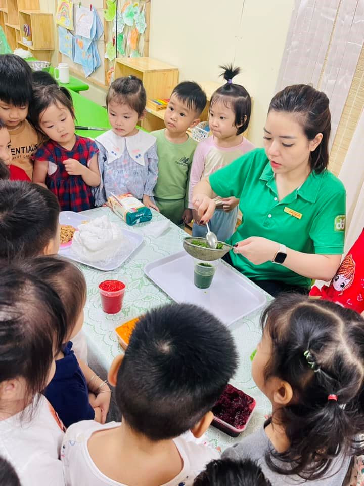 Cô giáo dạy các bé cách tạo màu từ thực phẩm tự nhiên.
