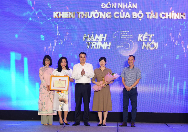 Thứ trưởng Tài chính Nguyễn Đức Chi trao bằng khen của Bộ trưởng Tài chính cho đại diện Câu lạc bộ. (Ảnh: THÀNH ĐẠT) Thứ trưởng Tài chính Nguyễn Đức Chi trao bằng khen của Bộ trưởng Tài chính cho đại diện Câu lạc bộ. (Ảnh: THÀNH ĐẠT)