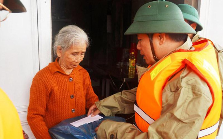 Lãnh tỉnh và các ban, ngành tặng quà động viên người già cả, yếu thế tại thôn Khuôn Phò, xã Quảng Phước, huyện Quảng Điền.