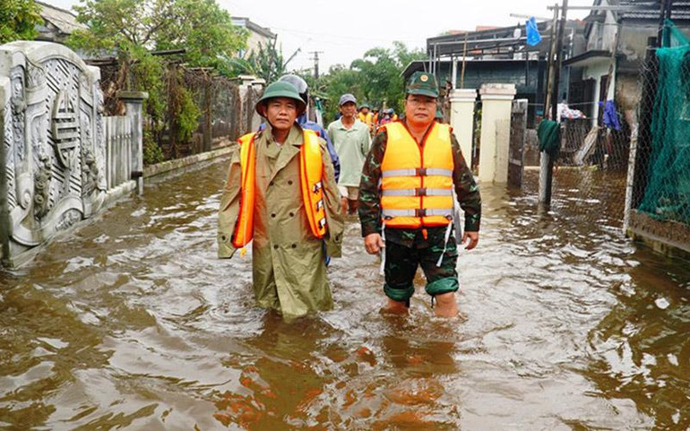 Đến chiều ngày 16/10, nhiều nhà dân ở vùng rốn lũ Quảng Điền vẫn chìm trong biển nước.