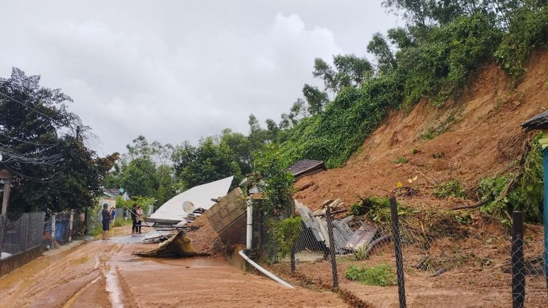 Nhiều điểm sạt lở núi, đất đá tại huyện Phú Lộc hiện cơ bản đã khắc phục xong và đã thông tuyến trở lại.