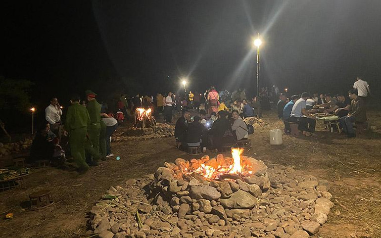 Du khách thưởng thức ẩm thực địa phương