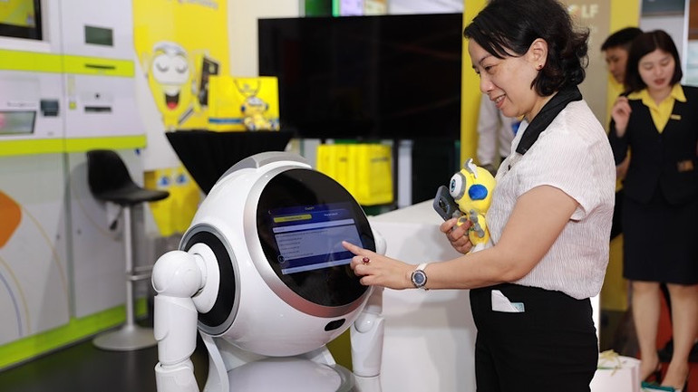 Khách tham quan thích thú trước Robot OPBA – được tích hợp công nghệ AI.