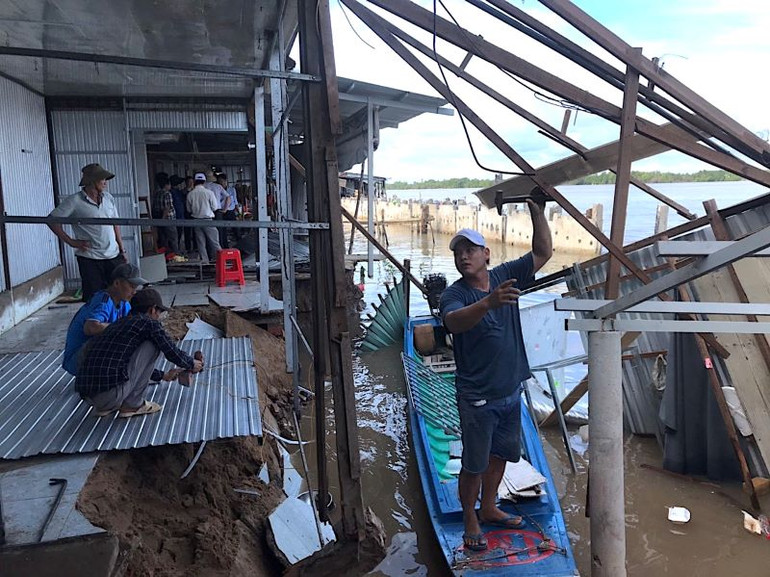 Chính quyền xã Tam Giang huy động lực lượng giúp dân khắc phục sự cố sau vụ sạt lở đất. Chính quyền xã Tam Giang huy động lực lượng giúp dân khắc phục sự cố sau vụ sạt lở đất.