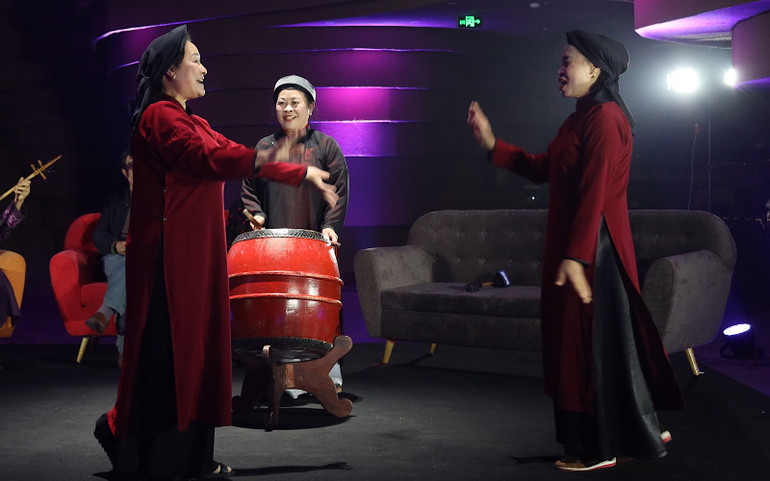 Các nghệ sĩ trình diễn hát Xoan tại trường quay. (Ảnh: VTC)