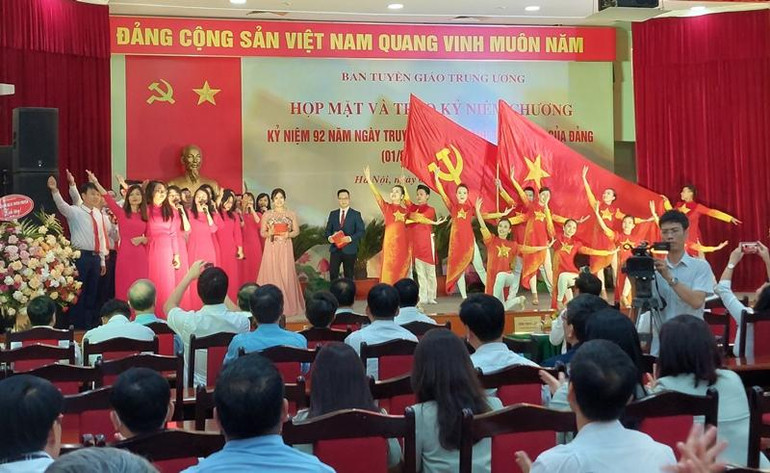 Chương trình văn nghệ chào mừng buổi lễ.