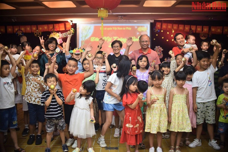 Đại sứ Việt Nam tại Pháp Đinh Toàn Thắng, phu nhân và Đại sứ Lê Thị Hồng Vân - Trưởng Phái đoàn thường trực Việt Nam bên cạnh UNESCO chụp ảnh lưu niệm cùng các bạn nhỏ. (Ảnh: MINH DUY)