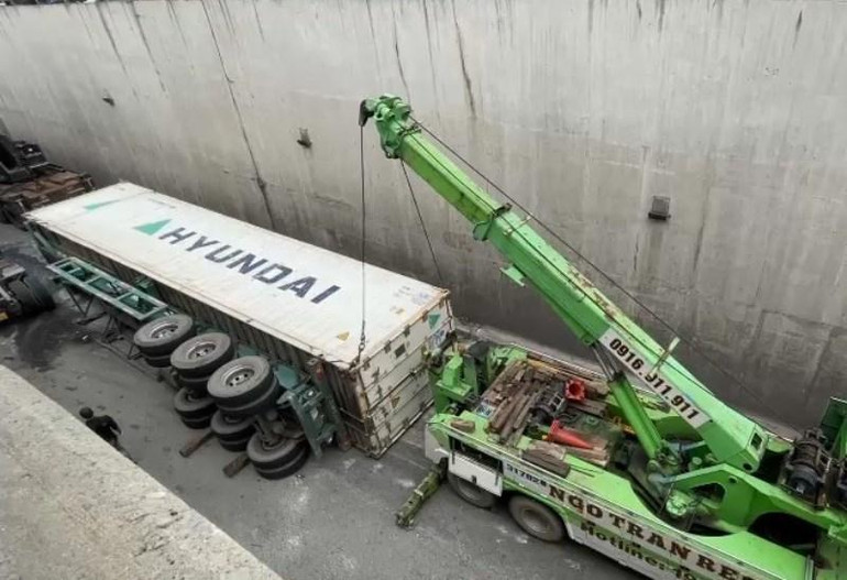 Hiện trường xe container lật dưới hầm chui ngã 4 Vũng Tàu.