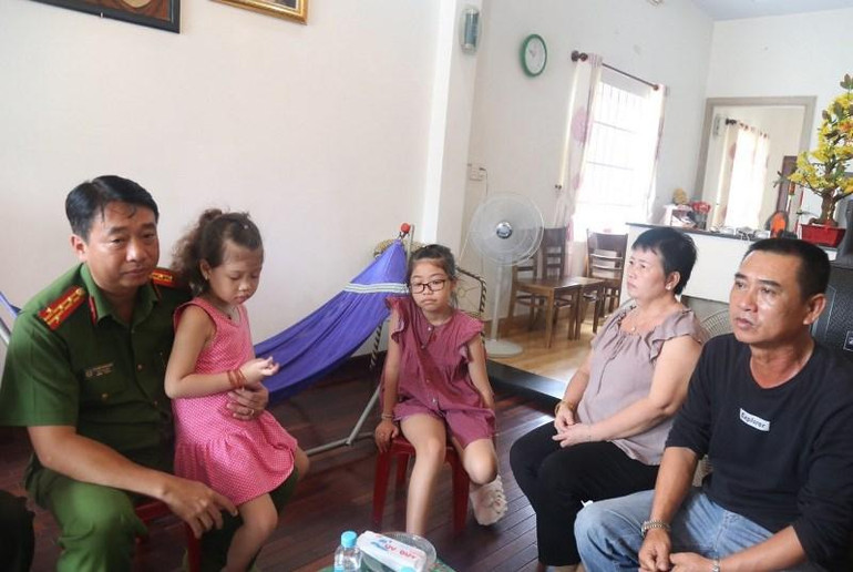 Phó Giám đốc Công an tỉnh Bình Dương Nguyễn Thanh Điệp (trái) chia buồn, động viên gia đình các nạn nhân bị tử vong trong vụ cháy. Phó Giám đốc Công an tỉnh Bình Dương Nguyễn Thanh Điệp (trái) chia buồn, động viên gia đình các nạn nhân bị tử vong trong vụ cháy.