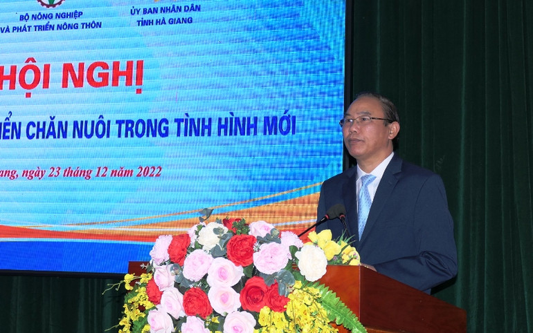 Thứ trưởng Nông nghiệp và Phát triển nông thôn Phùng Đức Tiến phát biểu tại hội nghị.