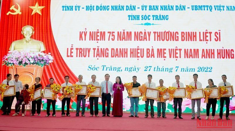 Trao Danh hiệu vinh dự Nhà nước “Bà Mẹ Việt Nam anh hùng” cho các gia đình chính sách tỉnh Sóc Trăng. Trao Danh hiệu vinh dự Nhà nước “Bà Mẹ Việt Nam anh hùng” cho các gia đình chính sách tỉnh Sóc Trăng.