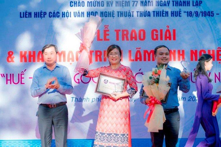 Trao giải Ba cuộc thi cho các tác giả đoạt giải. Trao giải Ba cuộc thi cho các tác giả đoạt giải.
