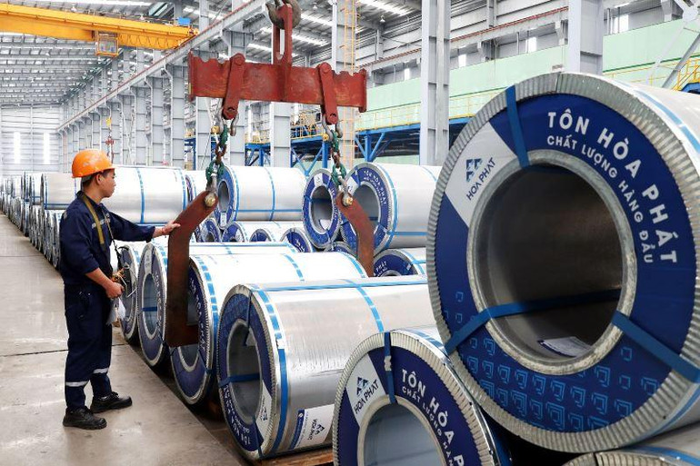 Hoạt động sản xuất tại Công ty TNHH Tôn Hòa Phát, khu công nghiệp Phố Nối A, tỉnh Hưng Yên.