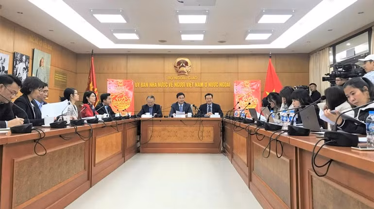 Lãnh đạo Ủy ban Nhà nước về người Việt Nam ở nước ngoài thông tin về chương trình Xuân Quê hương 2023.