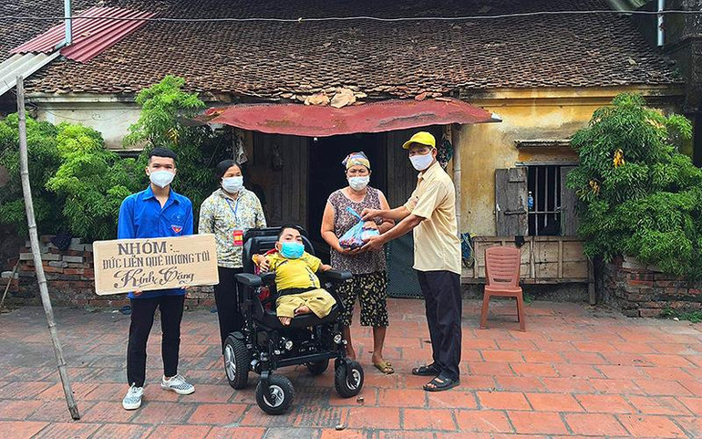 Thân Ngọc Mạnh đại diện nhóm “Đức Liễn quê hương tôi” trao 12.500 khẩu trang tặng các lực lượng tuyến đầu phòng, chống dịch Covid-19. Thân Ngọc Mạnh đại diện nhóm “Đức Liễn quê hương tôi” trao 12.500 khẩu trang tặng các lực lượng tuyến đầu phòng, chống dịch Covid-19.