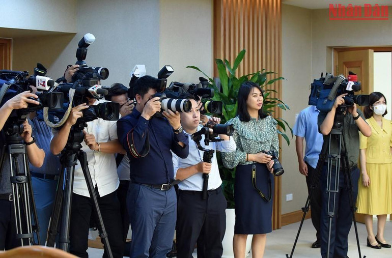 Các cơ quan thông tấn báo chí đến dự và đưa tin về sự kiện quan trọng này.