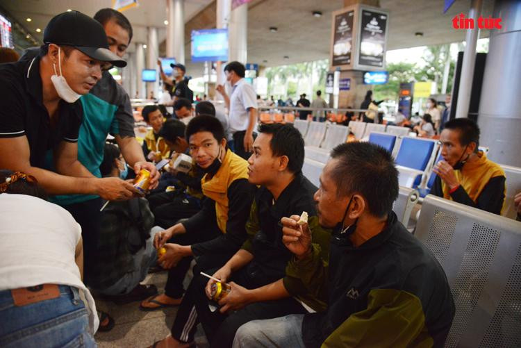 Các thuyền viên ngồi nghỉ ngơi sau khi xuống sân bay Quốc tế Tân Sơn Nhất.