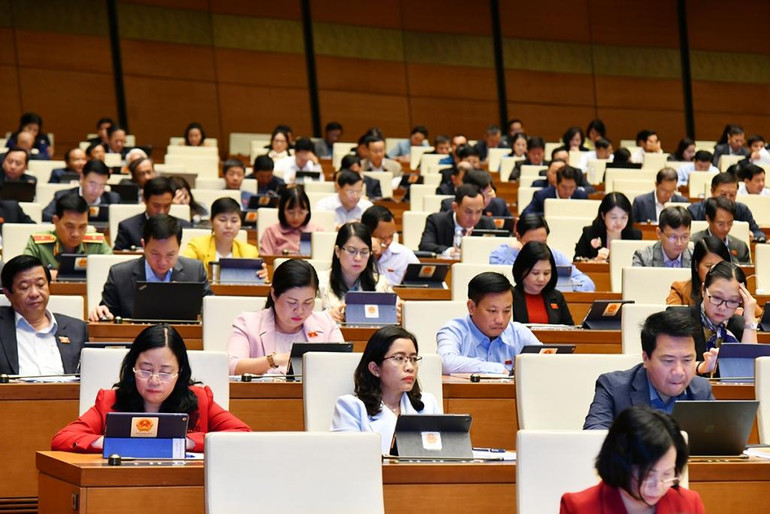 Các đại biểu Quốc hội tham dự phiên họp tại Hội trường Diên Hồng.