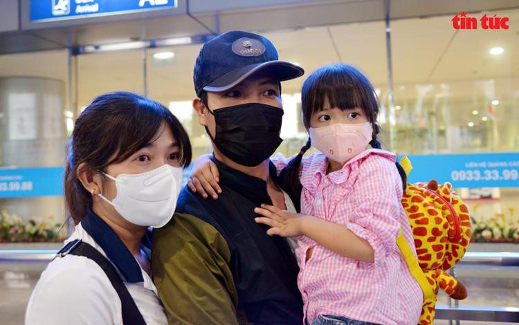 Thuyền viên Trần Văn Sửu hạnh phúc khi gặp lại được vợ và con gái.