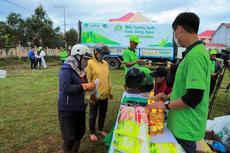 Nông dân xã Tu Tra (huyện Đơn Dương, Lâm Đồng) giao rác để nhận quà.