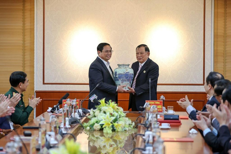 Thủ tướng Phạm Minh Chính tặng quà lưu niệm cho Hội Cựu chiến binh Việt Nam.