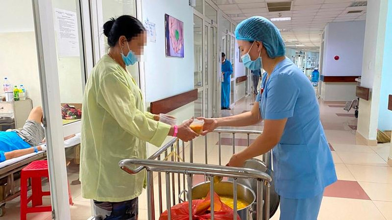 Người bệnh nhận bữa ăn từ Bếp ăn từ thiện.