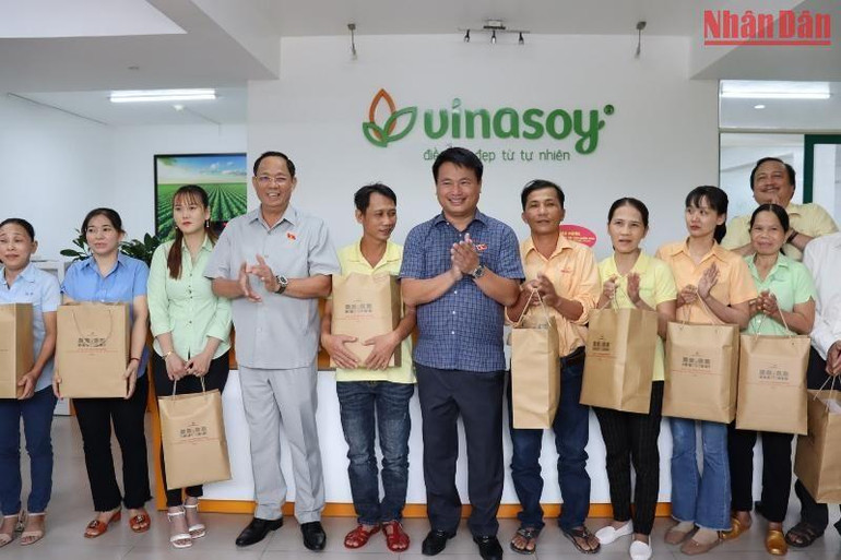 Phó Chủ tịch Quốc hội Trần Quang Phương cùng lãnh đạo tỉnh Quảng Ngãi tặng quà cho công nhân Công ty đường Quảng Ngãi có hoàn cảnh khó khăn. Phó Chủ tịch Quốc hội Trần Quang Phương cùng lãnh đạo tỉnh Quảng Ngãi tặng quà cho công nhân Công ty đường Quảng Ngãi có hoàn cảnh khó khăn.