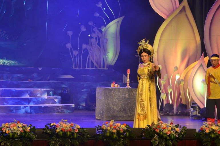 Thí sinh Hà Như đoạt Huy chương Vàng thể loại độc-hài với vai đào độc Đoàn Thị trong vở “Hồi Xuân Dược”. Thí sinh Hà Như đoạt Huy chương Vàng thể loại độc-hài với vai đào độc Đoàn Thị trong vở “Hồi Xuân Dược”.