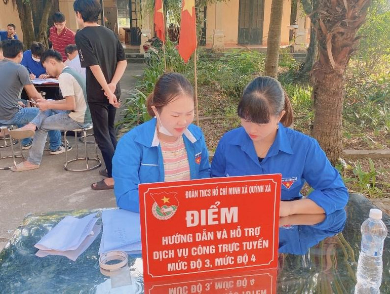 Các đội thanh niên xung kích tổ chức điểm hướng dẫn cài đặt sử dụng dịch vụ công trực tuyến mức độ 3, 4 tại trụ sở xã, phường và các chợ dân sinh trên địa bàn tỉnh Thái Bình.