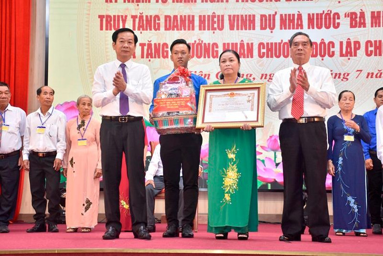 Nguyên Ủy viên Bộ Chính trị, nguyên Thường trực Ban Bí thư Trung ương Đảng Lê Hồng Anh (phải) và Bí thư Tỉnh ủy Kiên Giang Đỗ Thanh Bình (hàng đầu, bìa trái) trao Danh hiệu vinh dự Nhà nước “Bà mẹ Việt Nam Anh hùng” cho thân nhân các Mẹ Việt Nam Anh hùng.