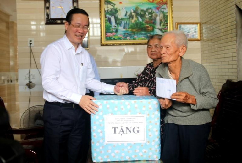 Đồng chí Võ Văn Thưởng đến thăm hỏi, tặng quà động viên gia đình ông Lê Văn Giây tại khu tái định cư Hương Sơ.