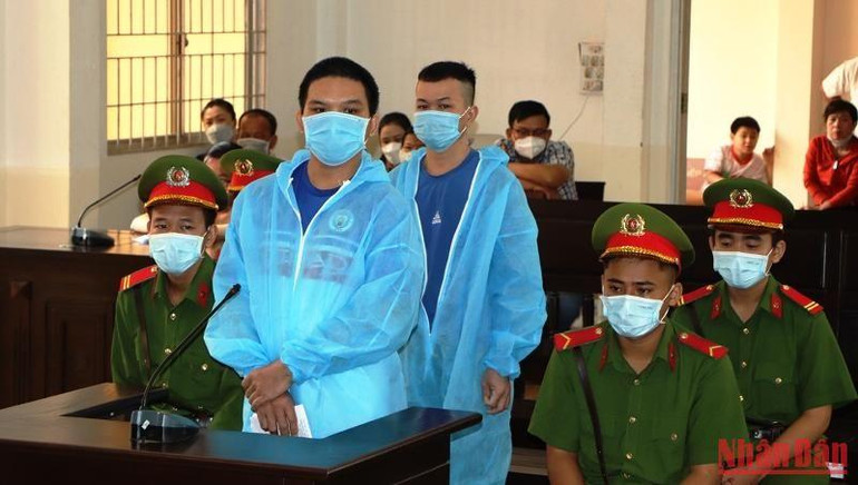 Bị cáo Hải (hàng trên) lĩnh án chung thân. Bị cáo Hải (hàng trên) lĩnh án chung thân.