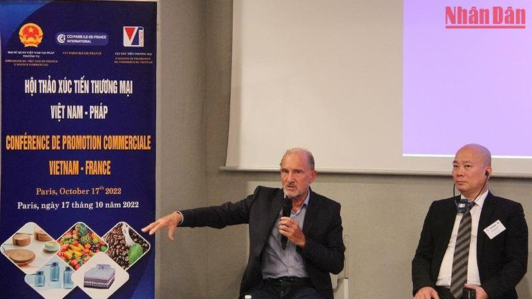 Ông Jean-Luc Voisin (trái), Chủ tịch Công ty Les Vergers Du Mékong, chia sẻ kinh nghiệm kinh doanh tại Việt Nam, đồng thời cho rằng Việt Nam là một điểm đến đầu tư rất tiềm năng. (Ảnh: Khải Hoàn)