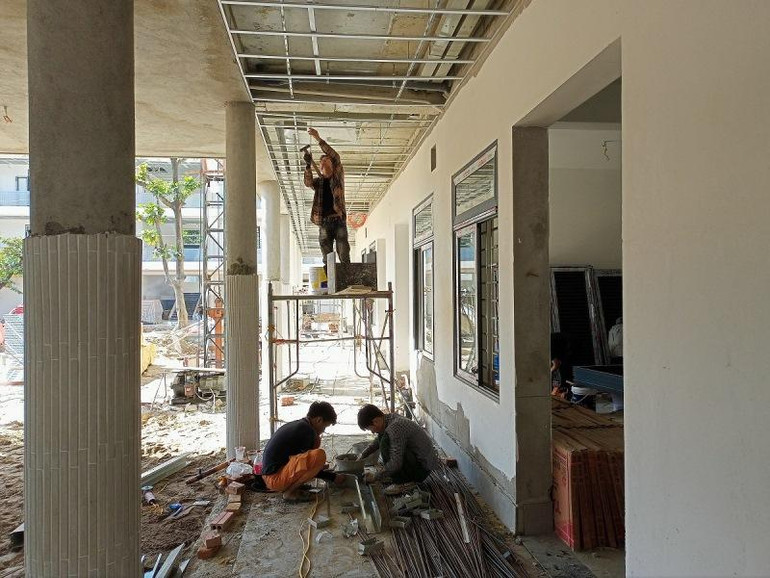 Lắp ốp trần hành lang lớp học. Lắp ốp trần hành lang lớp học.