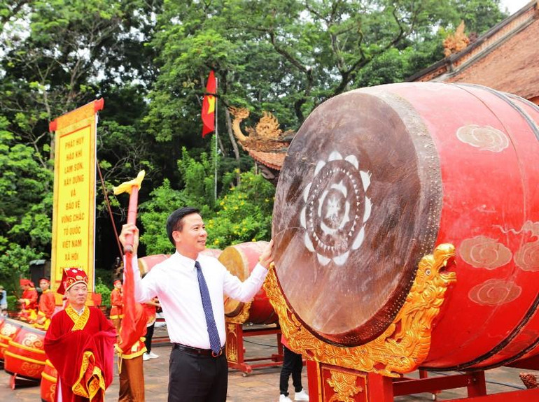 Lãnh đạo tỉnh Thanh Hóa nổi trống khai hội Lam Kinh 2022.