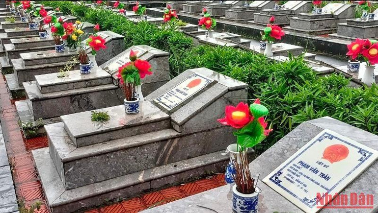 Nghĩa trang liệt sĩ huyện Đông Hưng hiện đang có 2.734 mộ liệt sĩ trong và ngoài tỉnh.