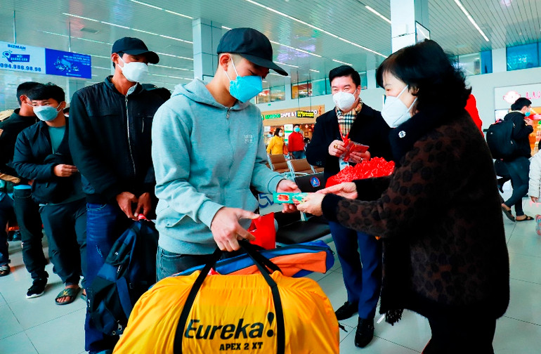 Chủ tịch Hội đồng quản trị Nguyễn Thị Thanh Hà chúc Tết hành khách trong chuyến bay dịp tết 2022. (Ảnh: T.H)