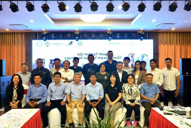 Đại diện Tổng cục lâm nghiệp, đại diện tổ chức AAF, Trung tâm bảo tồn và các chủ voi, nài voi chụp ảnh lưu niệm.