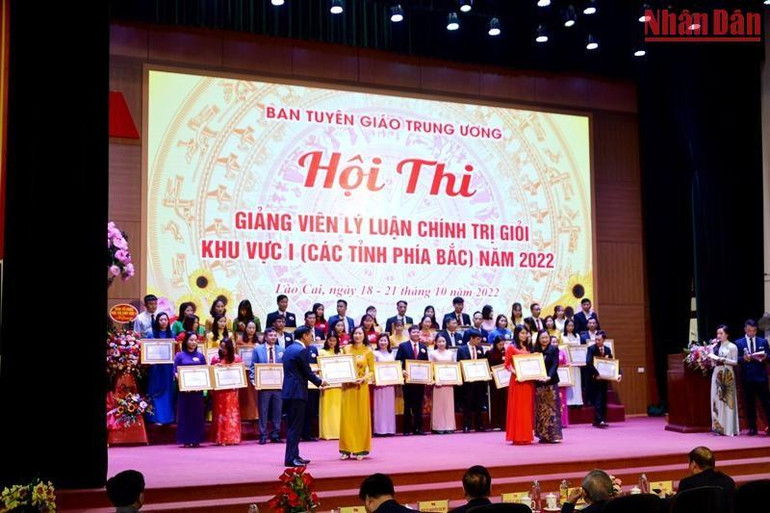 Trao Giải thưởng cho các giảng viên đạt kết quả cao tại Hội thi giảng viên lý luận chính trị giỏi khu vực phía bắc.