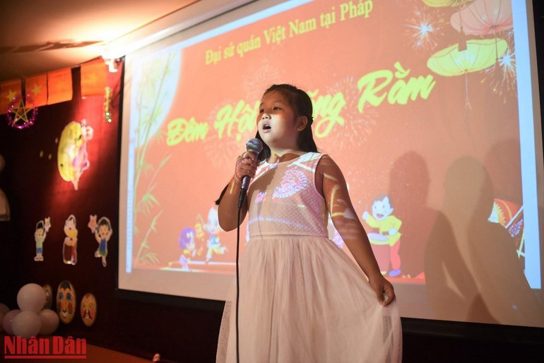 Những bài hát quen thuộc của đêm hội trăng rằm được tái hiện qua giọng ca dễ thương của các bạn nhỏ. (Ảnh: MINH DUY)