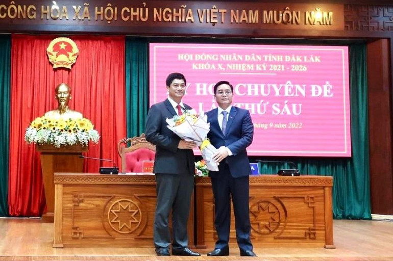 Đồng chí Nguyễn Đình Trung, Ủy viên Trung ương Đảng, Bí thư Tỉnh ủy Đắk Lắk tặng hoa cảm ơn đồng chí Y Vinh Tơr trong thời gian làm Chủ tịch Hội đồng nhân dân tỉnh đã có nhiều đóng góp cho sự phát triển của tỉnh Đắk Lắk.