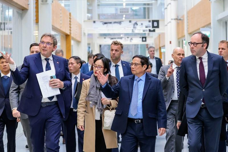 Thủ tướng Phạm Minh Chính tham quan một số cơ sở công nghệ cao tại Trung tâm Công nghệ Brainport. Thủ tướng Phạm Minh Chính tham quan một số cơ sở công nghệ cao tại Trung tâm Công nghệ Brainport.