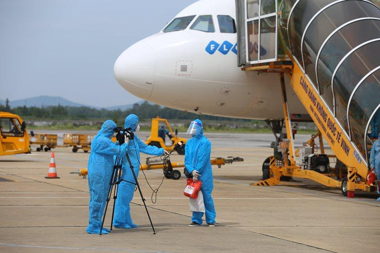 Phóng viên Báo Hà Tĩnh tác nghiệp vùng “điểm nóng” dịch Covid-19 năm 2021.