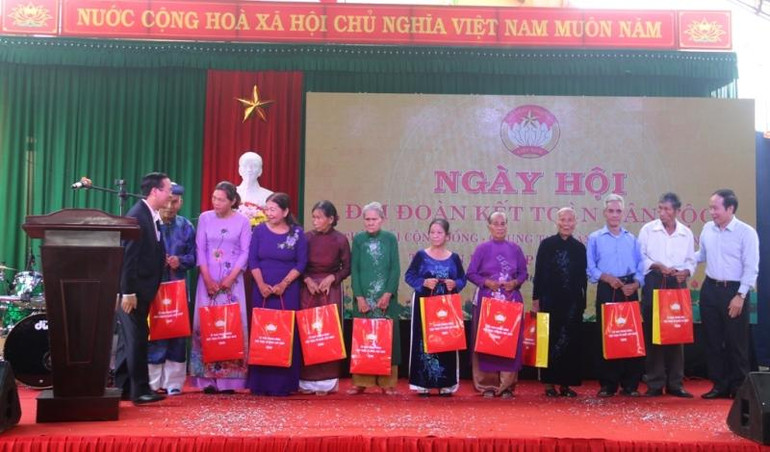 Đồng chí Võ Văn Thưởng tặng quà cho 10 hộ gia đình khó khăn của tổ dân phố 1, làng Triều Sơn Tây.